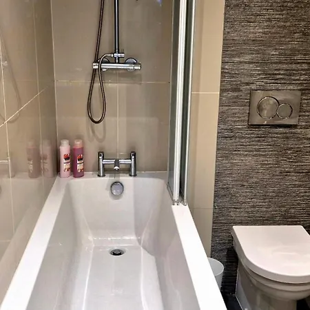 Bright Spacious Centre Flat *